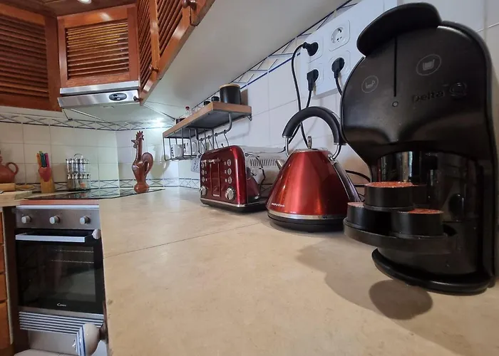 Main Avenue Albufeira, Walk To Beach, Old Town, Shooping, Location شقة *